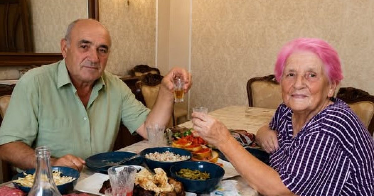 Il lui servait un verre chaque soir depuis 35 ans : la vérité découverte après sa mort a tout changé
