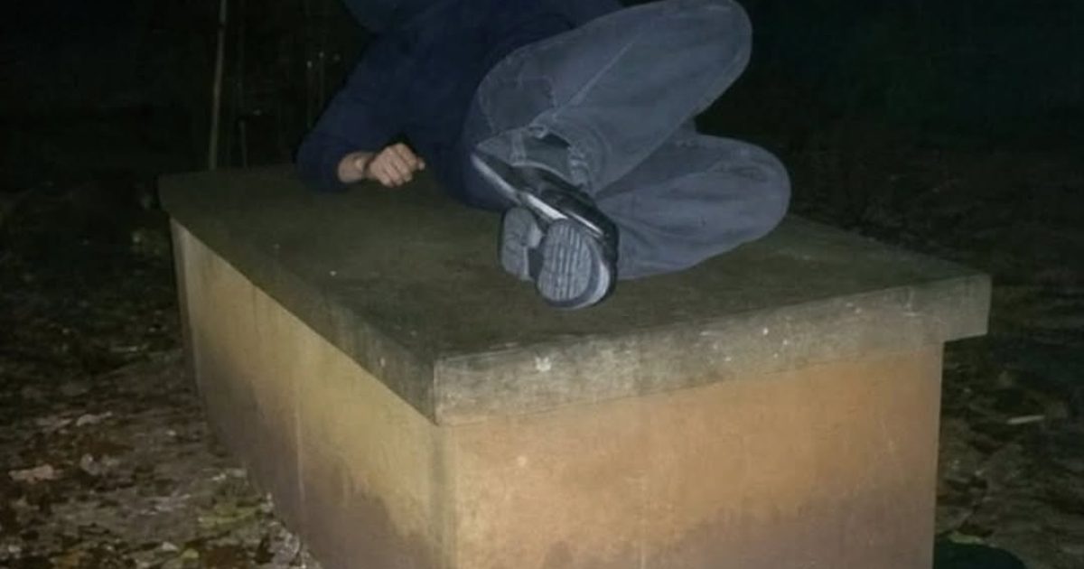 Un mot anonyme laissé sur une tombe : la découverte qui a sauvé un jeune homme du chagrin