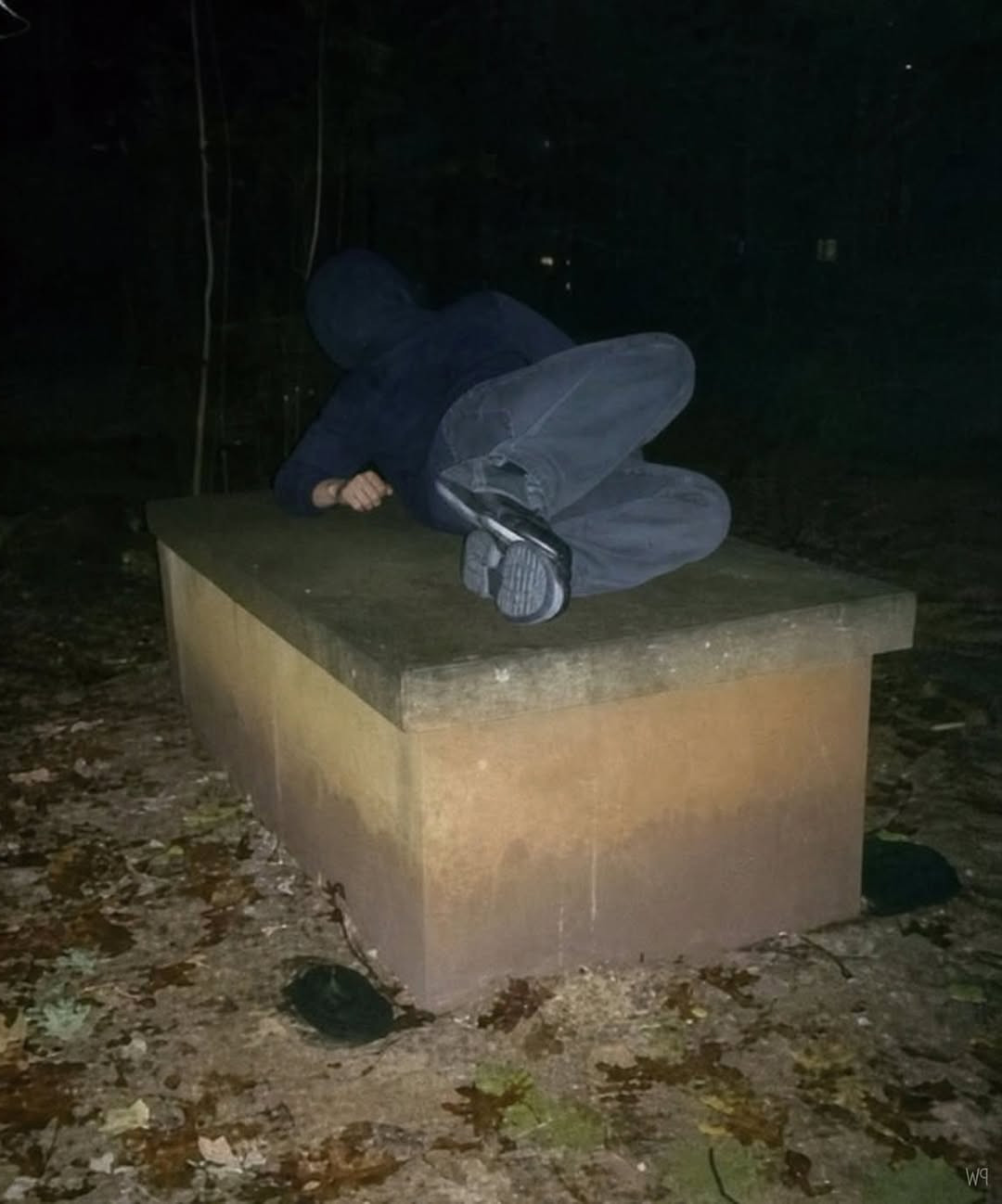 Un mot anonyme laissé sur une tombe : la découverte qui a sauvé un jeune homme du chagrin