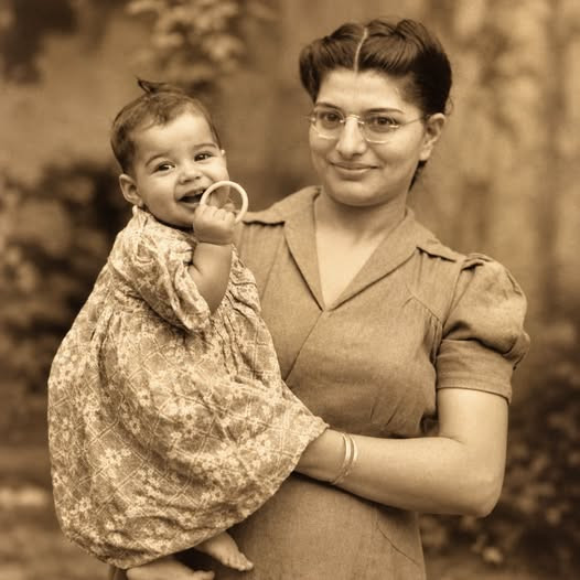 Freddie Mercury bébé : cette photo touchante avec sa maman avant la gloire