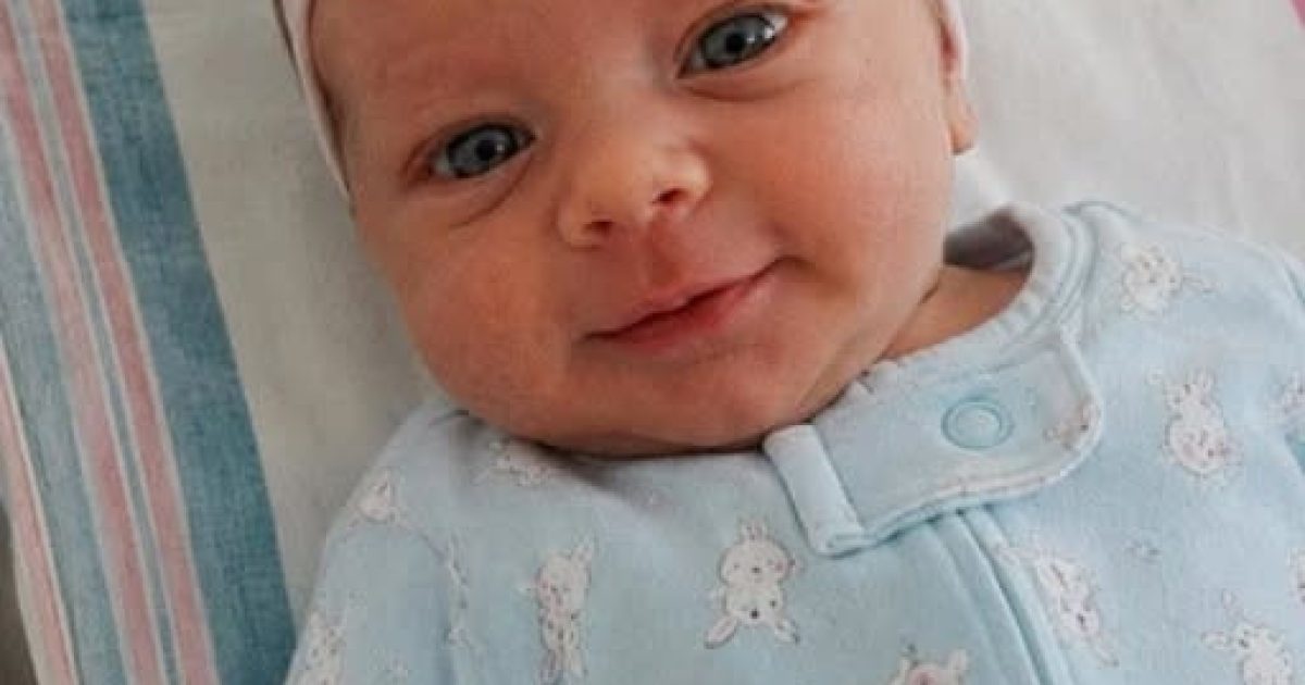 Elle aperçoit une petite marque sur le bras du bébé et révèle un secret familial caché depuis 34 ans