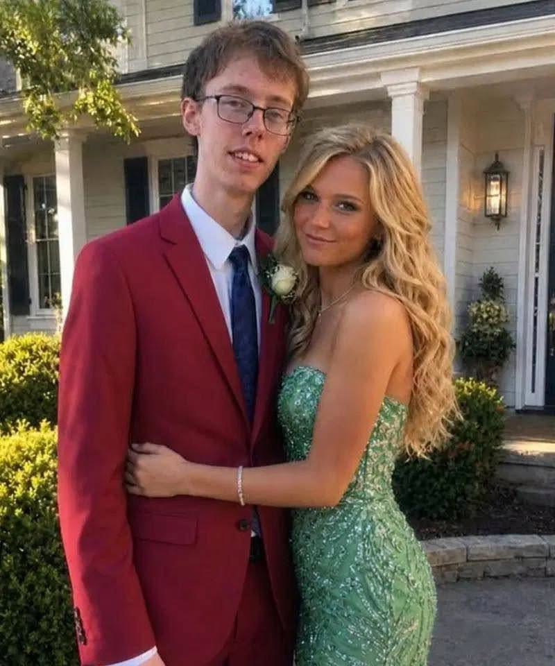 Elle a payé une fille pour accompagner son fils au bal : ce qu'elle a appris ce soir-là l'a brisée