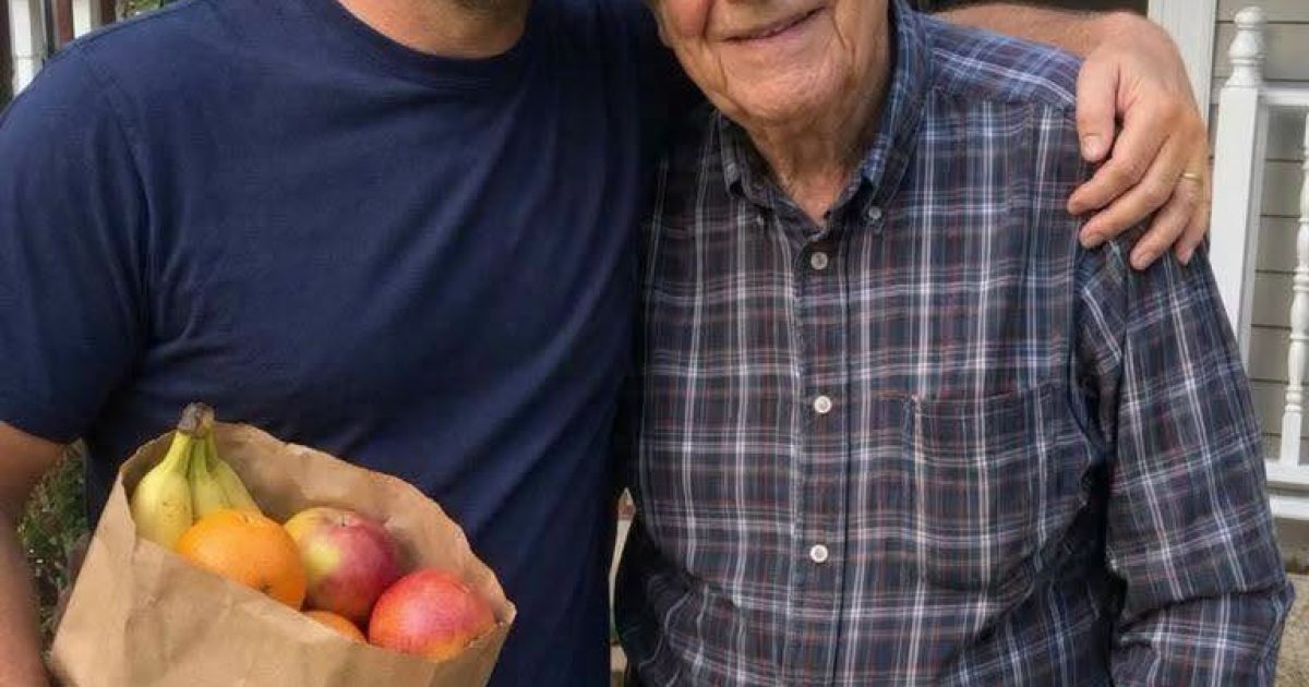 Il aide son voisin de 84 ans à porter ses courses : douze ans plus tard, sa vie bascule