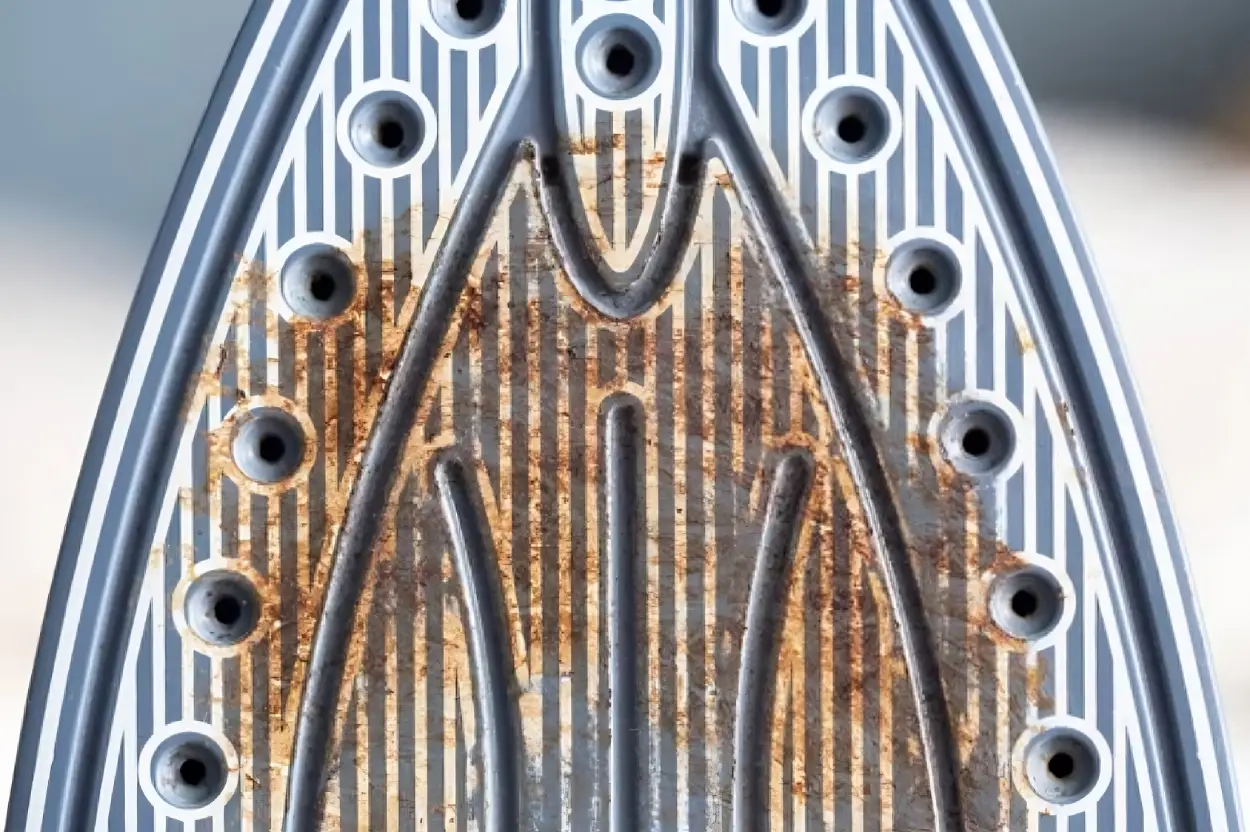 Semelle de fer à repasser encrassée et noircie