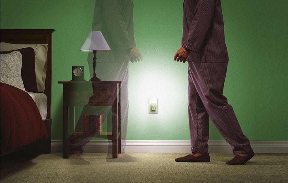 Personne buvant un verre d'eau la nuit