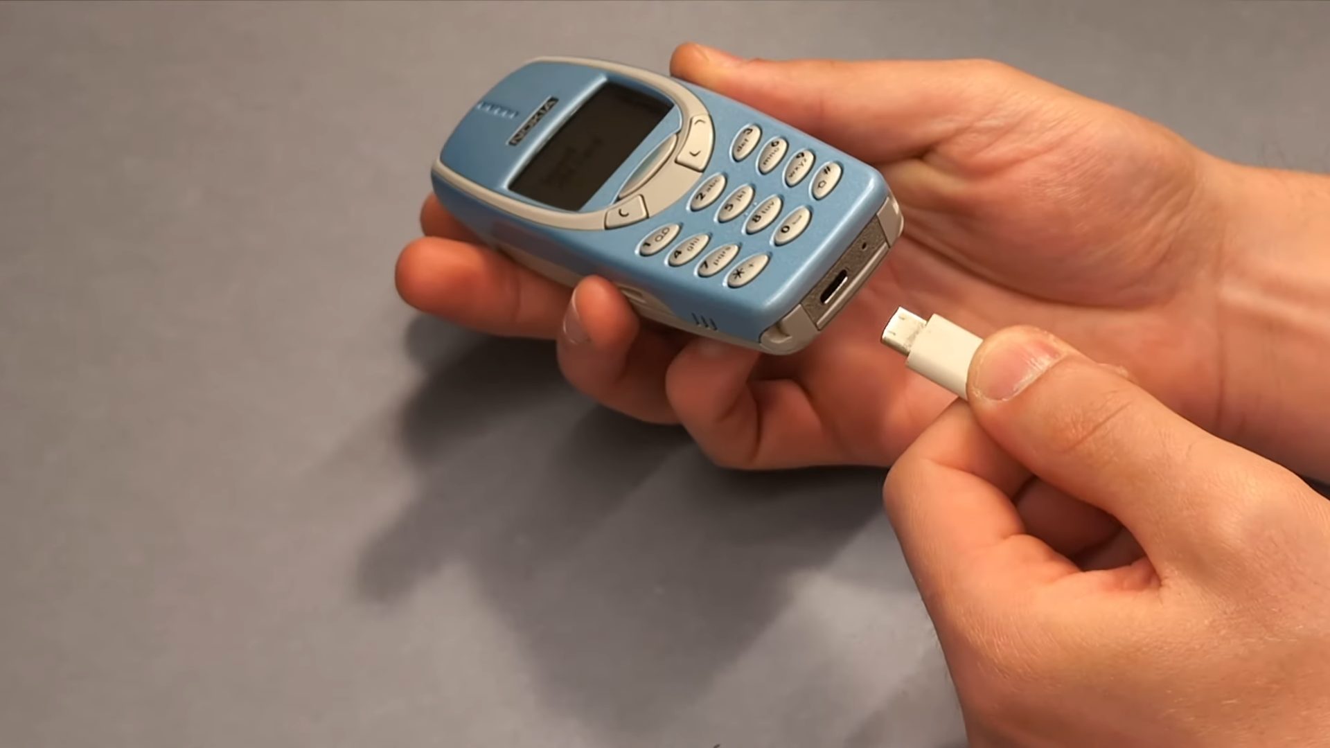 Détails et accessoires d'un Nokia 3310 de collection