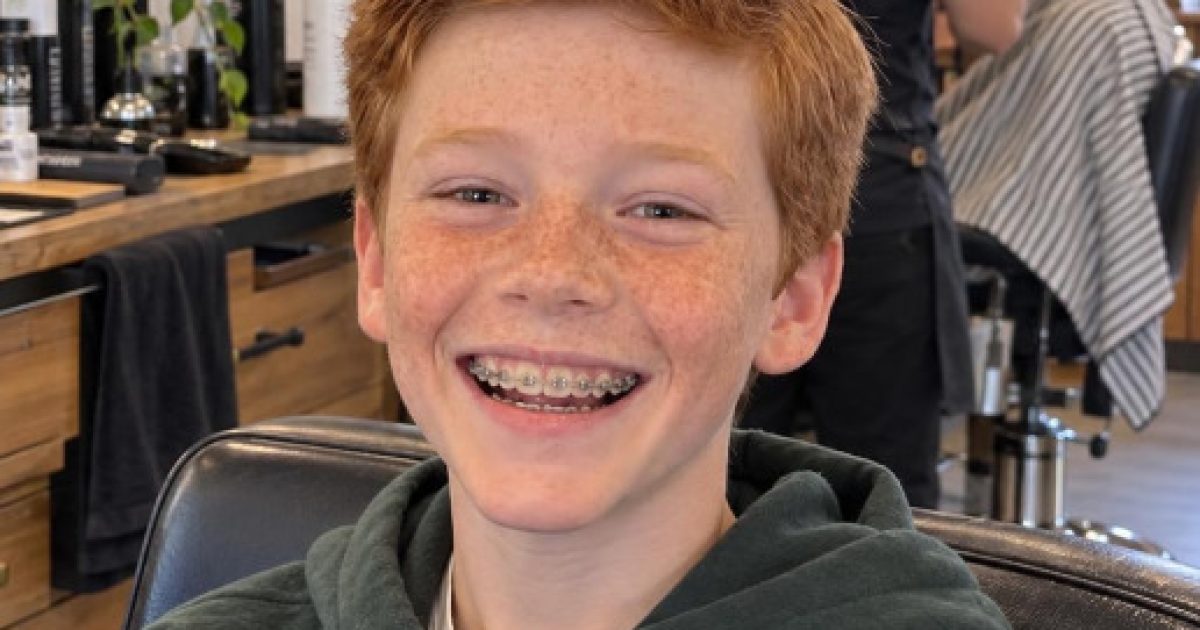Un coiffeur chuchote quelque chose à cette maman : ce qu'elle trouve derrière l'oreille de son fils change tout