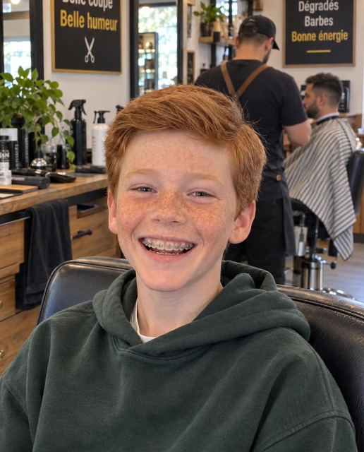 Un coiffeur chuchote quelque chose à cette maman : ce qu'elle trouve derrière l'oreille de son fils change tout