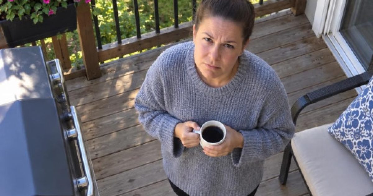 Elle supporte en silence les sachets de thé de son voisin… jusqu'au jour où elle prépare sa réponse