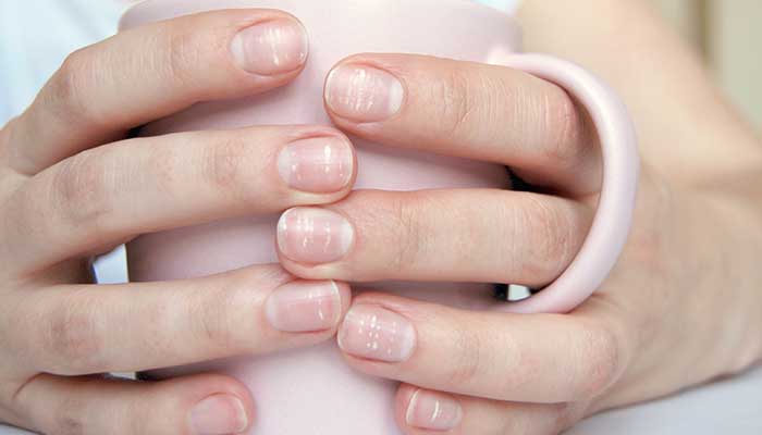 Santé au bout des doigts : que disent vraiment vos ongles striés de votre corps ?