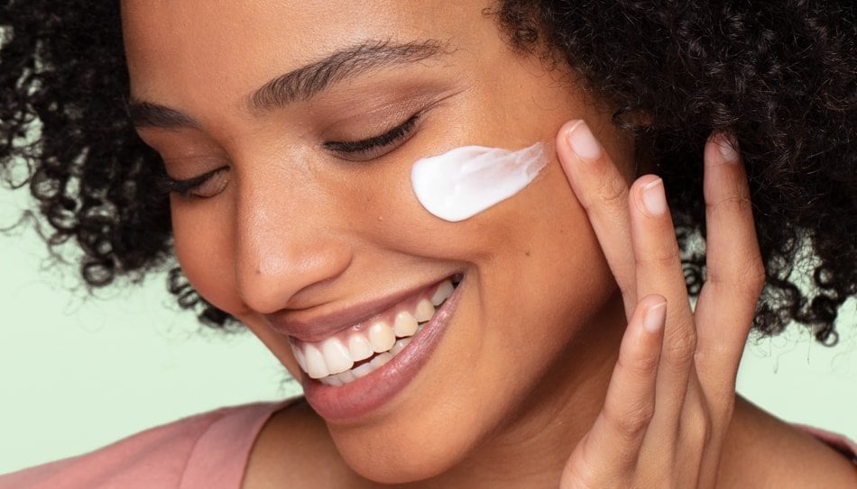 Le secret de grand-mère anti-âge : une crème visage maison au bicarbonate de soude pour un teint unifié