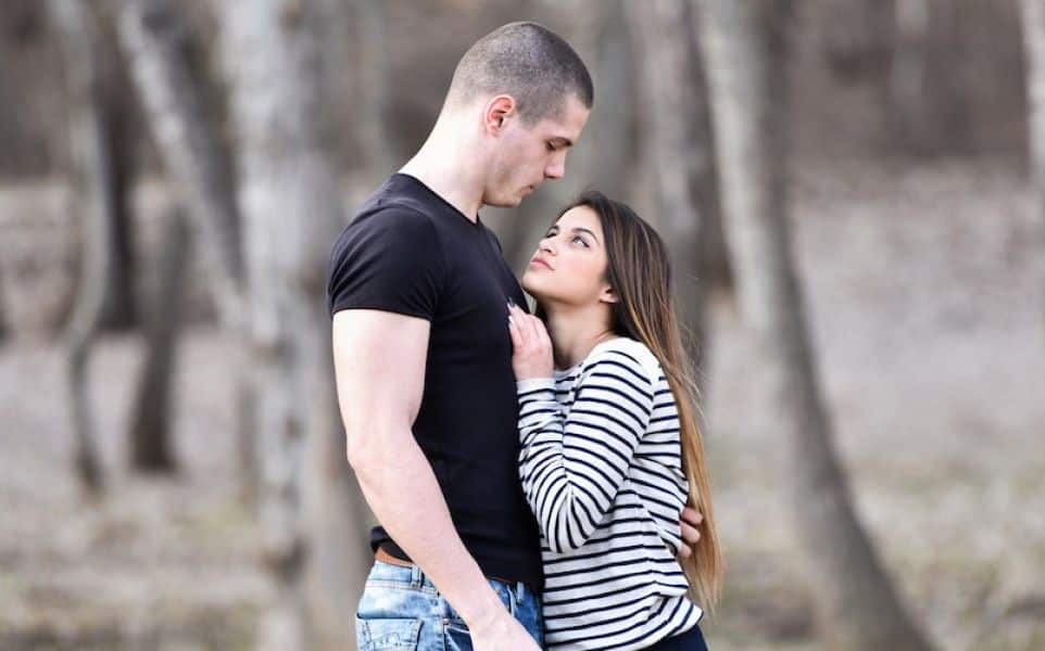 Petites par la taille, grandes par le charme : ce qui attire les hommes chez les femmes menues