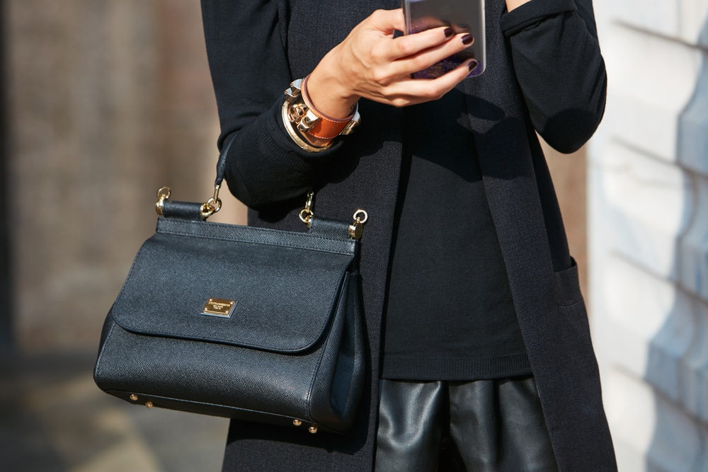 La couleur noire domine votre dressing ? Voici ce qu’elle révèle sur votre personnalité