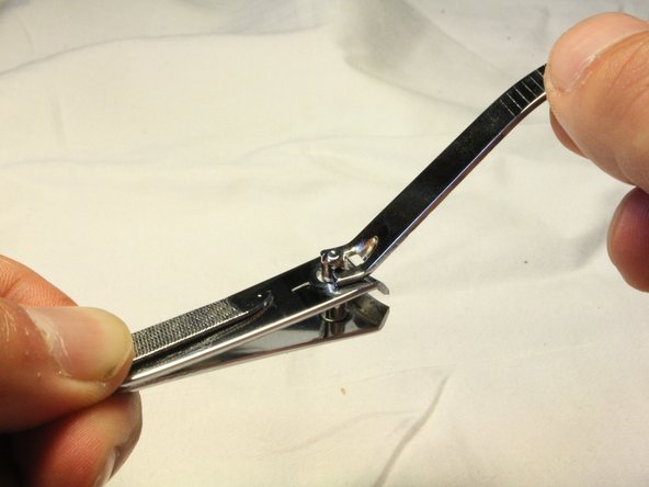 Coupe-ongles accroché à un anneau de porte-clés, illustrant sa fonction de rangement