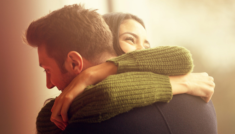 Couple se tenant la main et discutant