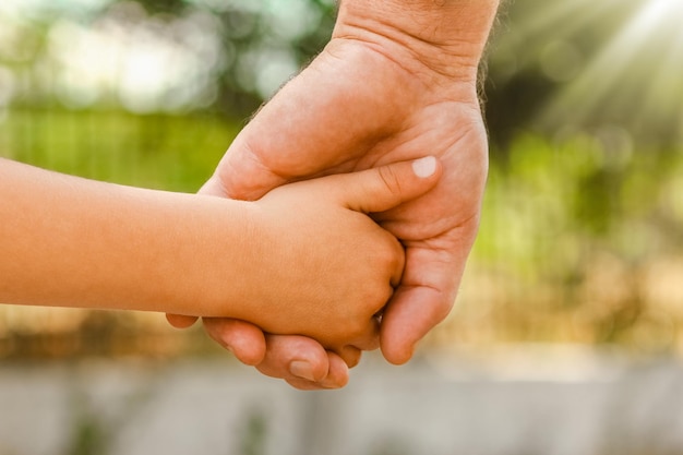 Quand un enfant des rues a promis à un père que sa fille paralysée remarcherait : l’incroyable histoire qui a ému tout un quartier