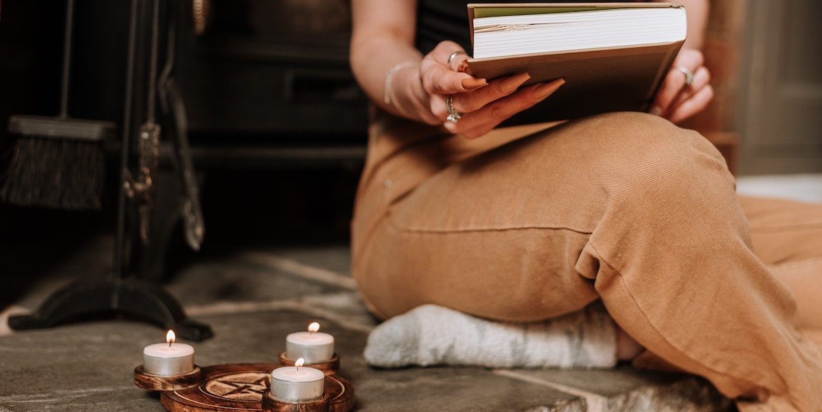 Objets spirituels et livres anciens sur une table