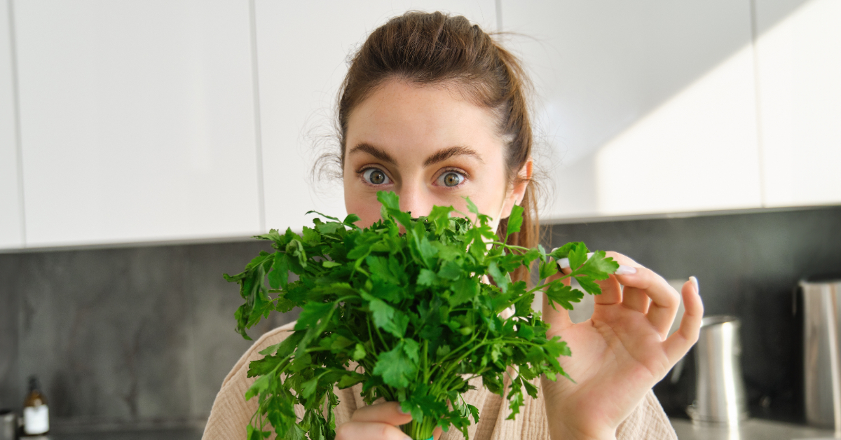 Persil frais ciselé dans un bol en bois