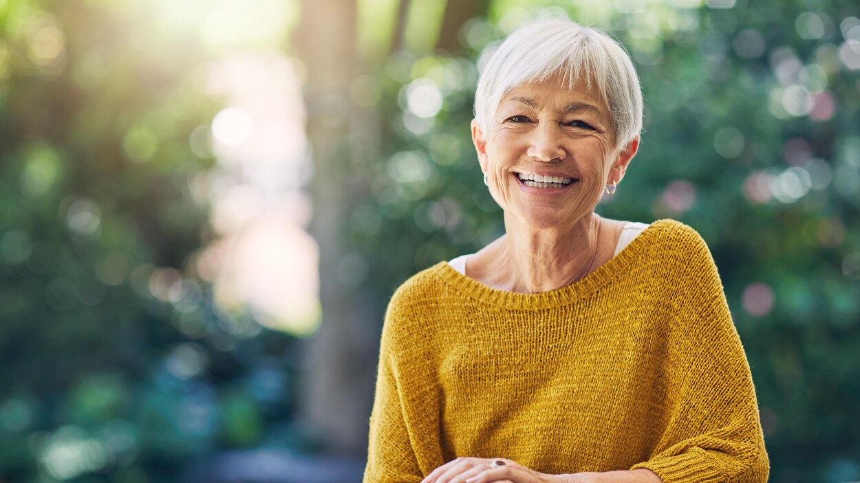 Femme âgée profitant d'un moment calme, illustrant une retraite sereine
