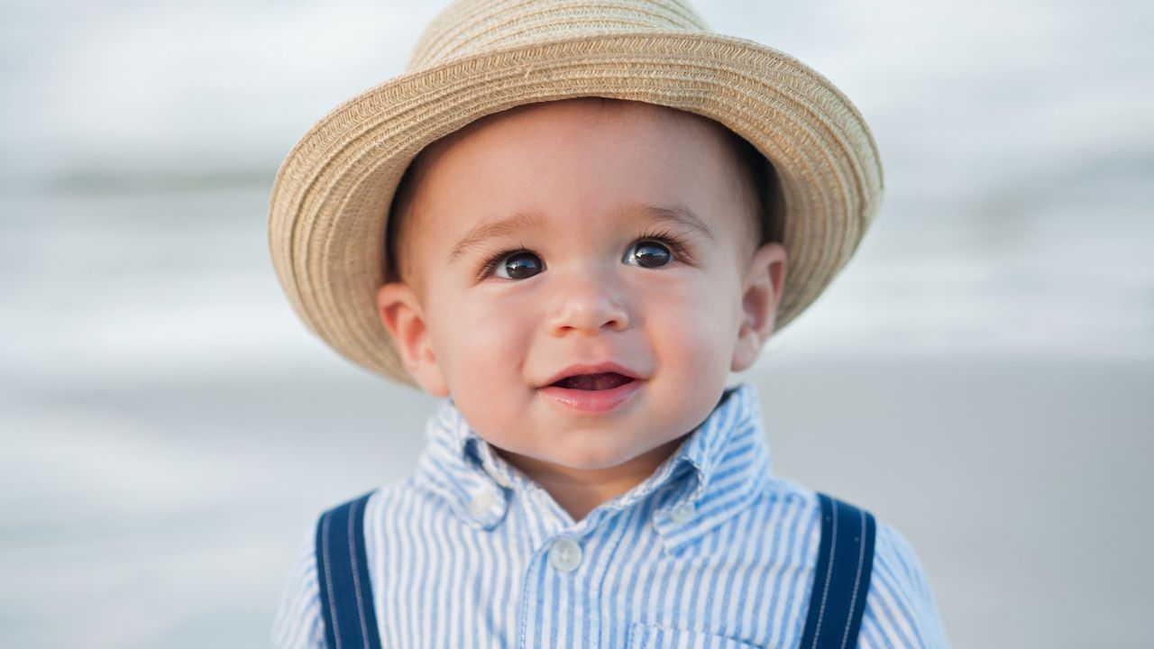 Petit garçon jouant