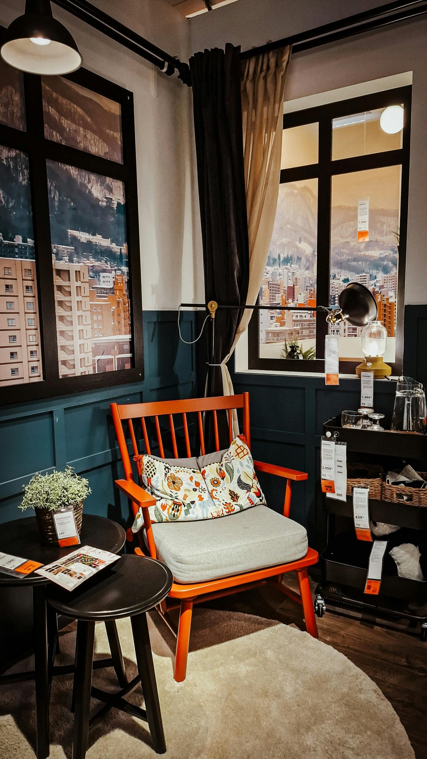 Femme d'âge mûr souriante, tenant une tasse de thé, l'air sereine