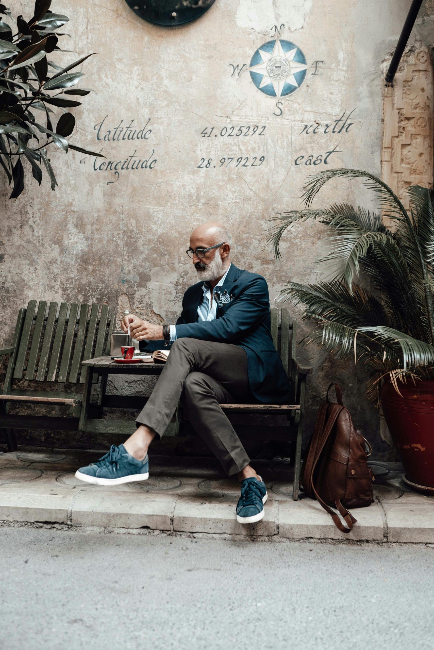 Femme pensive, les yeux fermés, évoquant la réflexion intérieure