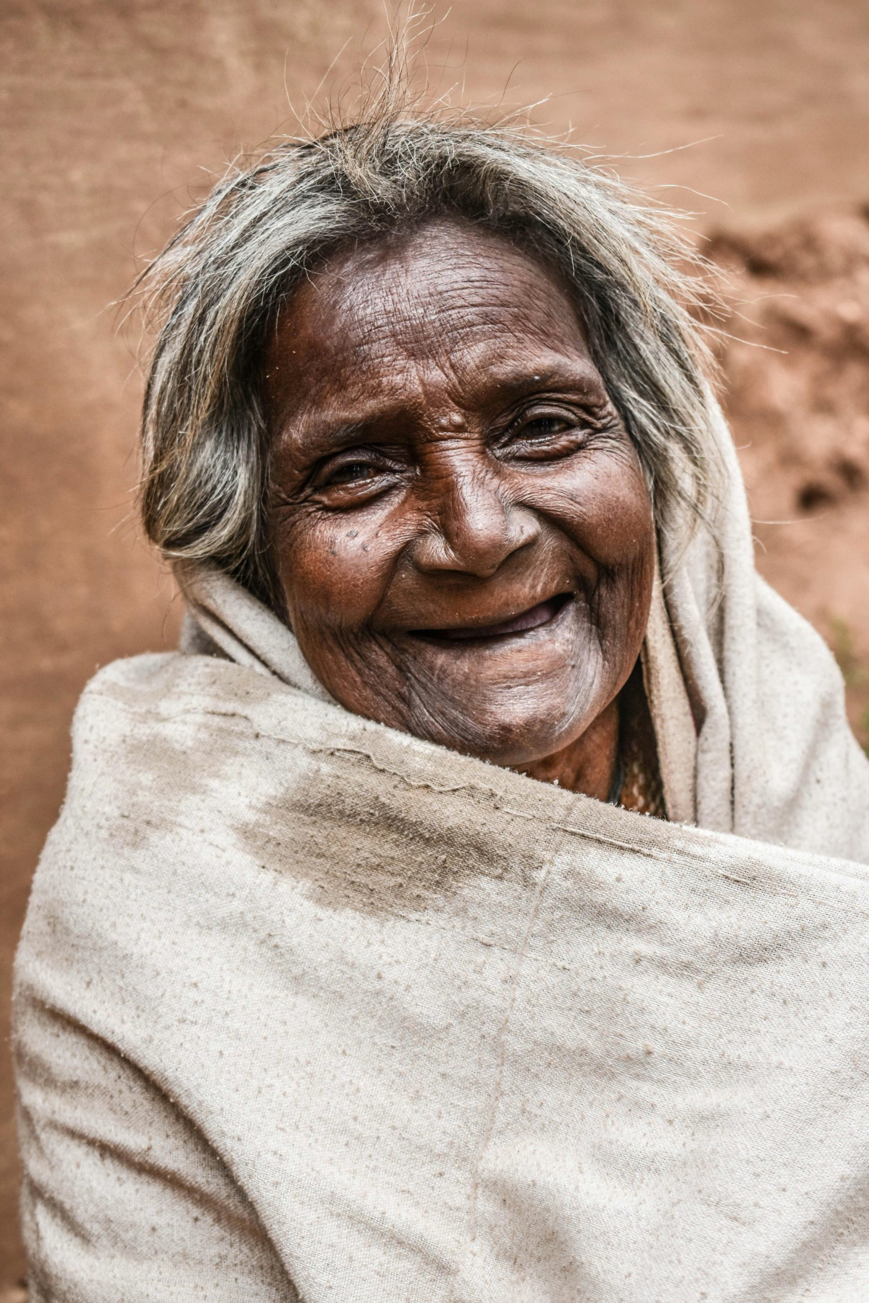 Femme âgée méditant en pleine nature