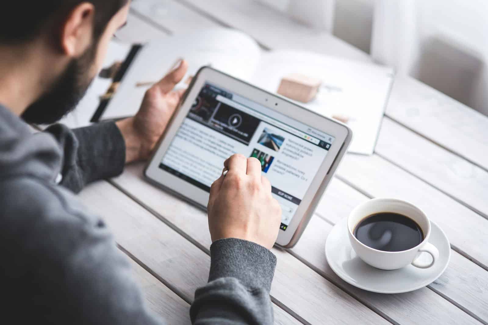 Médecin examinant des résultats d'analyses médicales