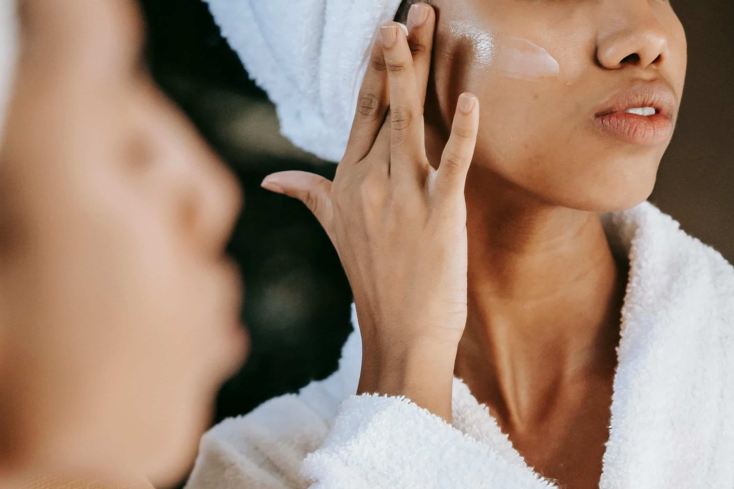 Garder une peau radieuse après 50 ans : les gestes qui changent tout