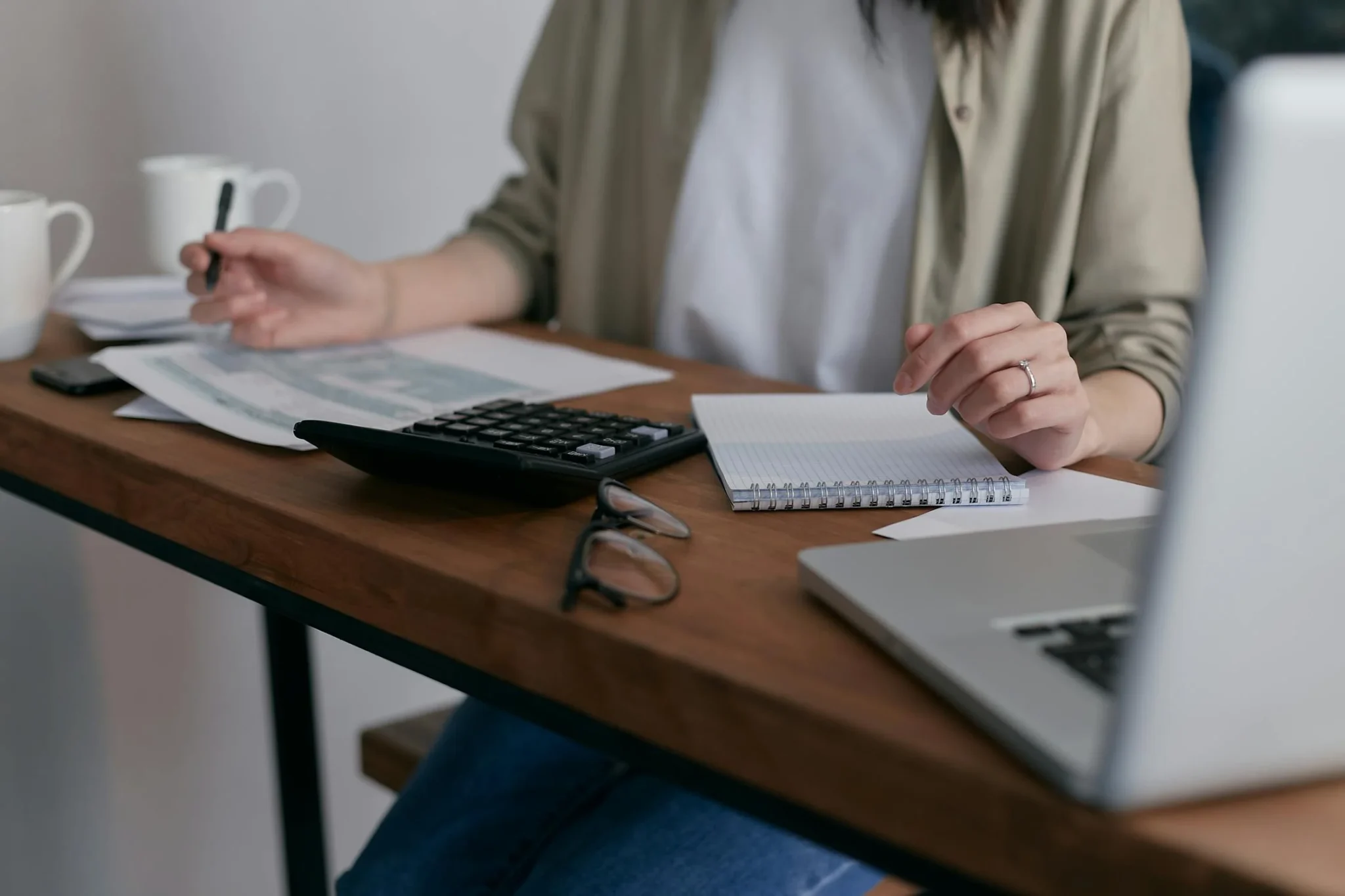Femme travaillant sur ordinateur portable, assise à un bureau