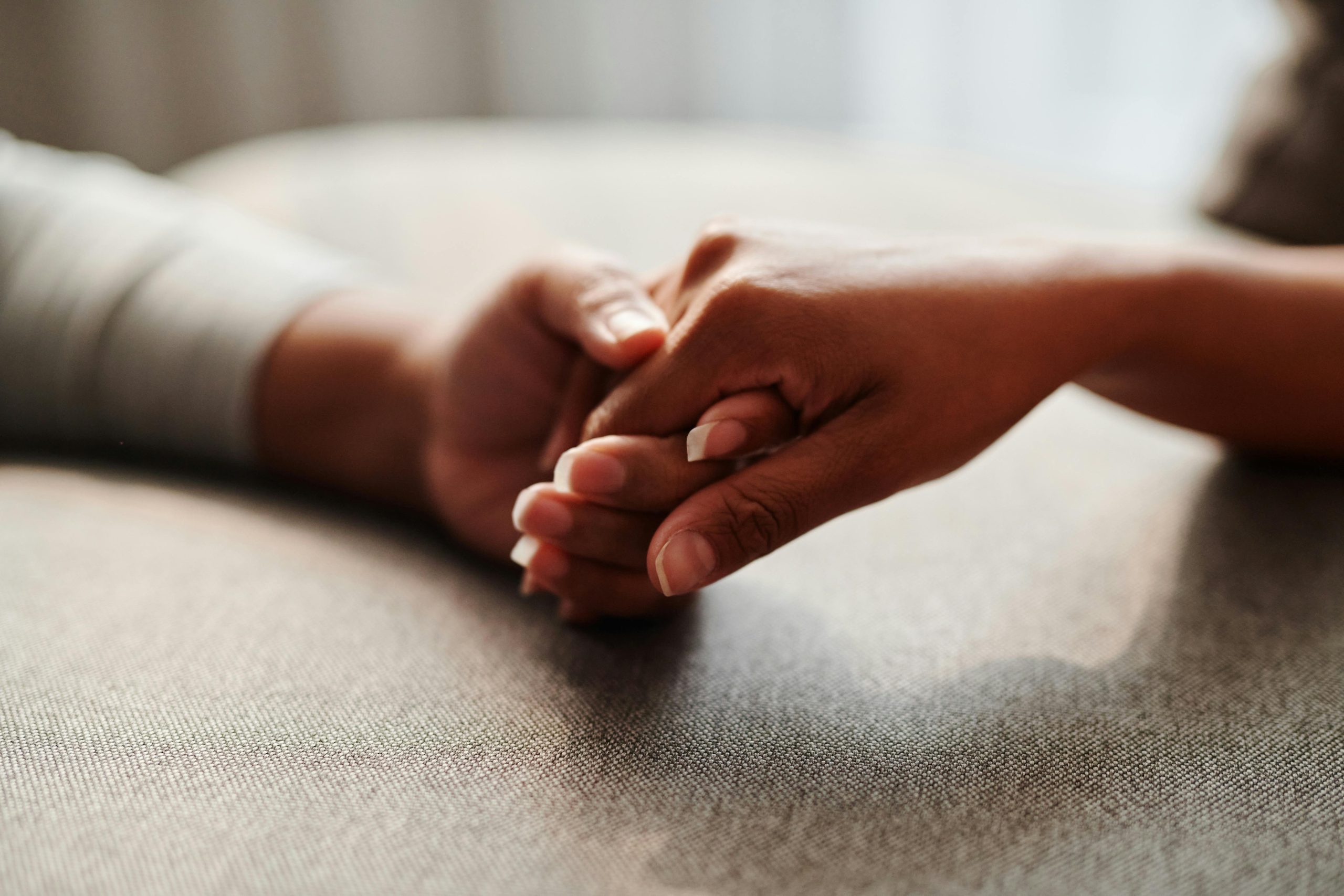 Deux sœurs s'embrassant sur la joue, affichant complicité et affection