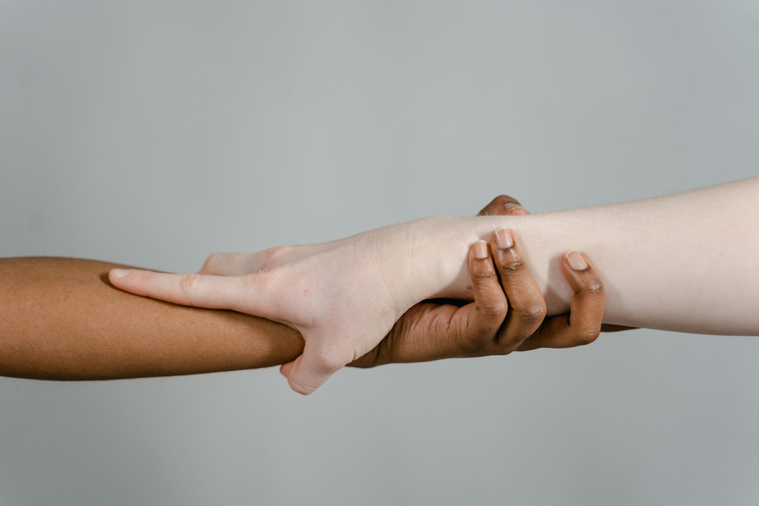 Personnes de différents âges partageant un moment joyeux et connecté autour d'une table