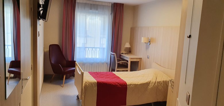 Chambre médicale luxueuse avec patient inconscient