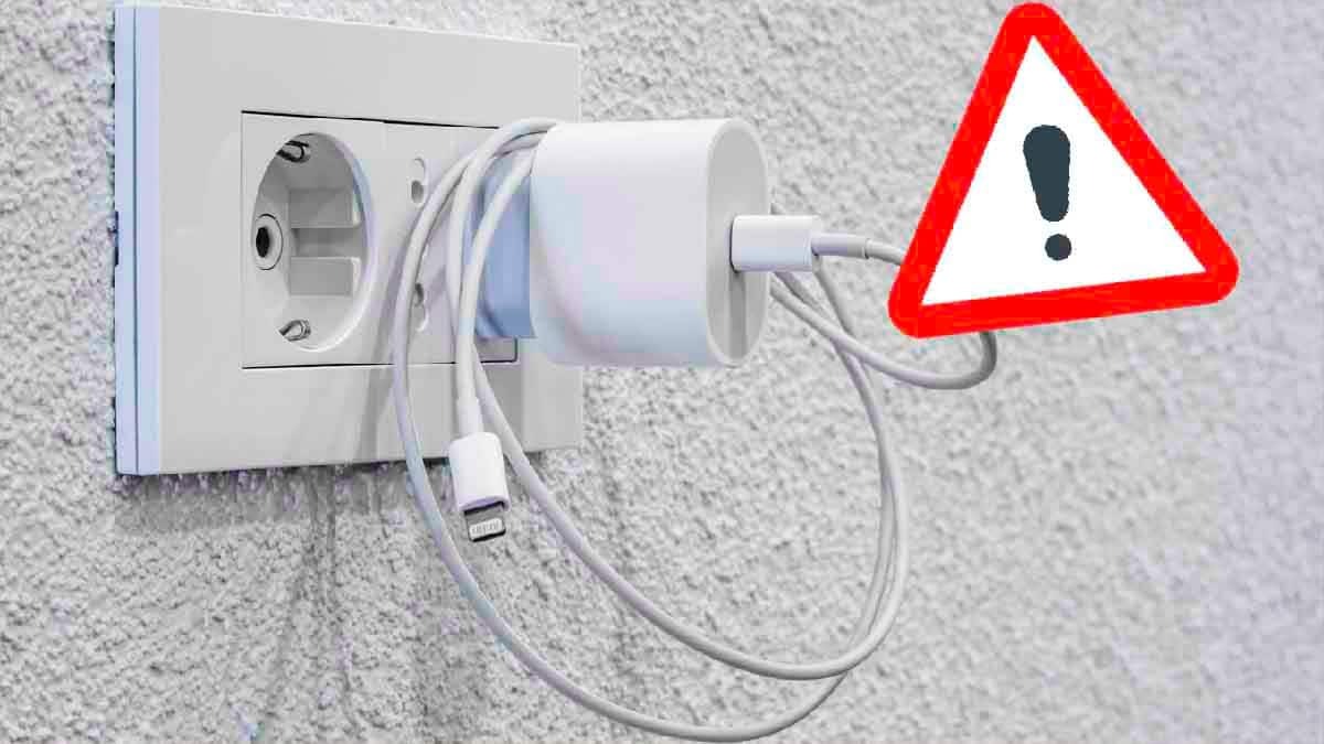 Chargeur branché dans une prise murale