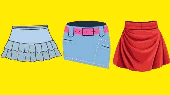 Femme souriante portant une minijupe avec élégance