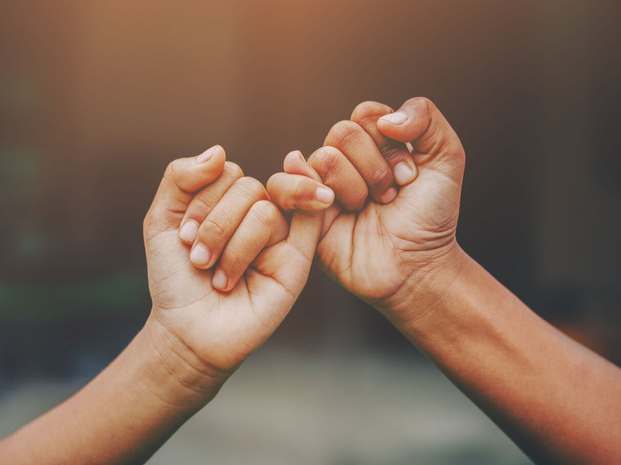 Femme réfléchissant à la notion de pardon