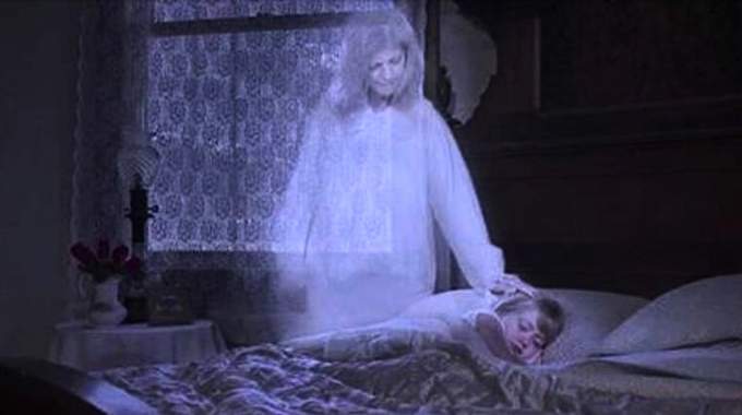 Femme pensive évoquant le rêve d'un proche disparu