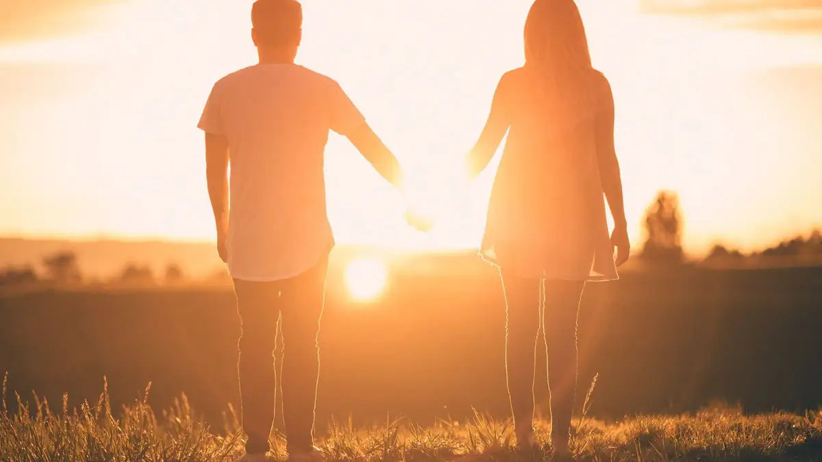 Mains d'un homme plus âgé et d'une femme plus jeune se tenant