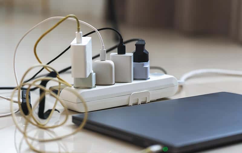 Danger sous toit : l'emplacement interdit pour recharger votre smartphone, selon les pompiers