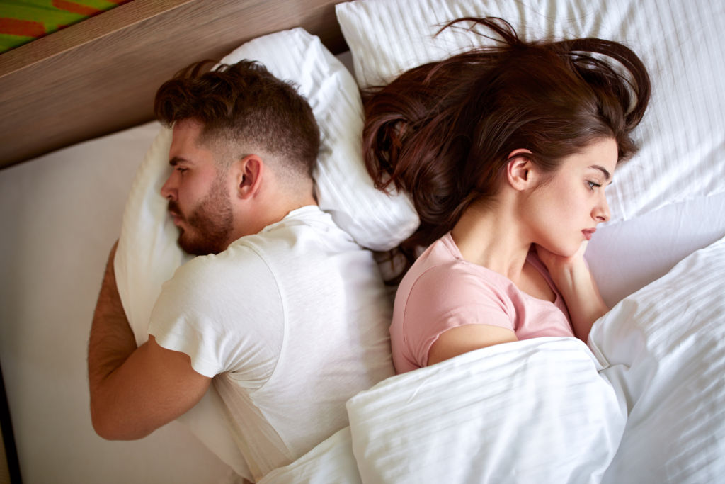 Couple dormant dans un lit