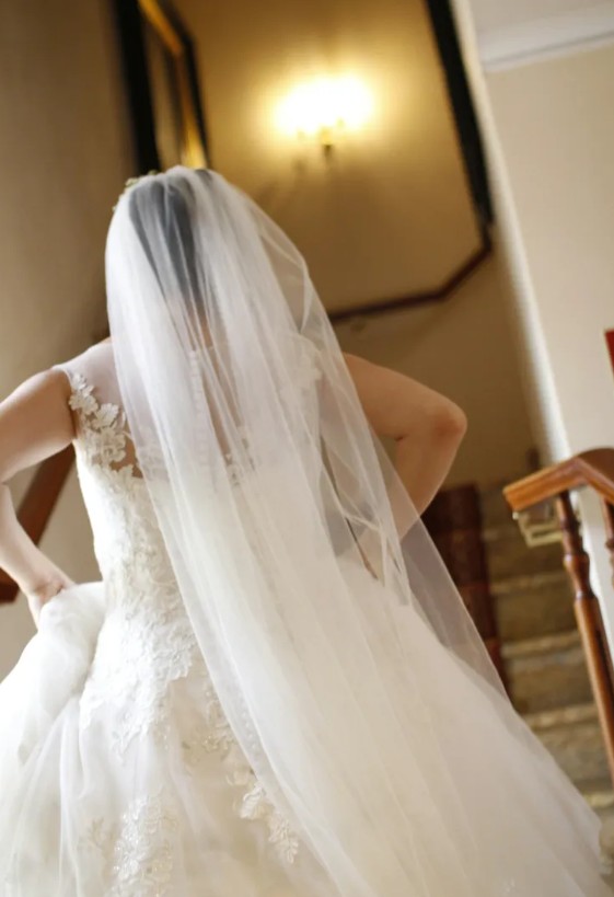 Il a 13 ans et il a sauvé sa belle-mère d’un piège machiavélique : le jour du mariage, il lui a murmuré trois mots fatidiques