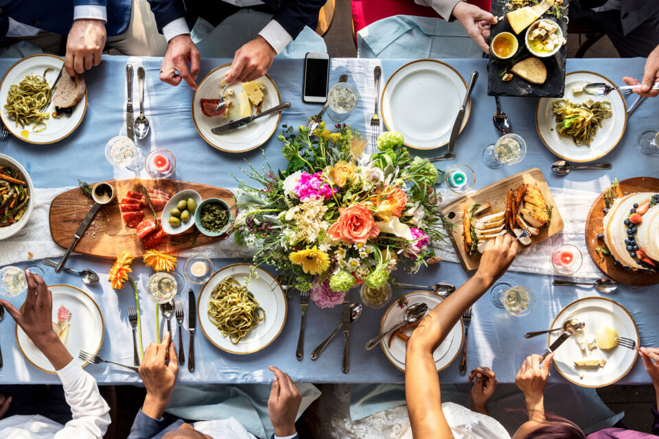 Scène d'un dîner professionnel ou de répétition, ambiance chaleureuse