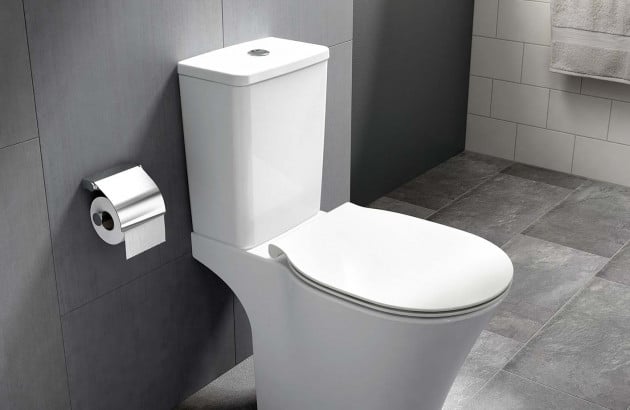 Différents mécanismes de chasse d'eau posés sur un carrelage