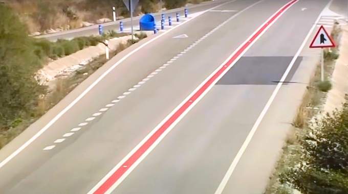 Nouveau marquage au sol : cette bande rouge qui déstabilise les automobilistes pourrait sauver des vies