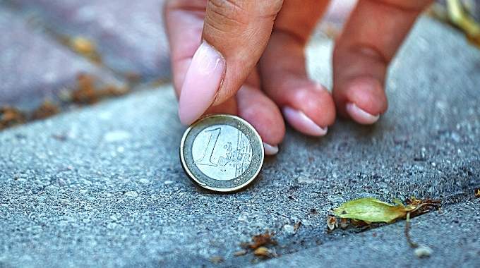 Pièces de monnaie éparpillées sur une surface en bois