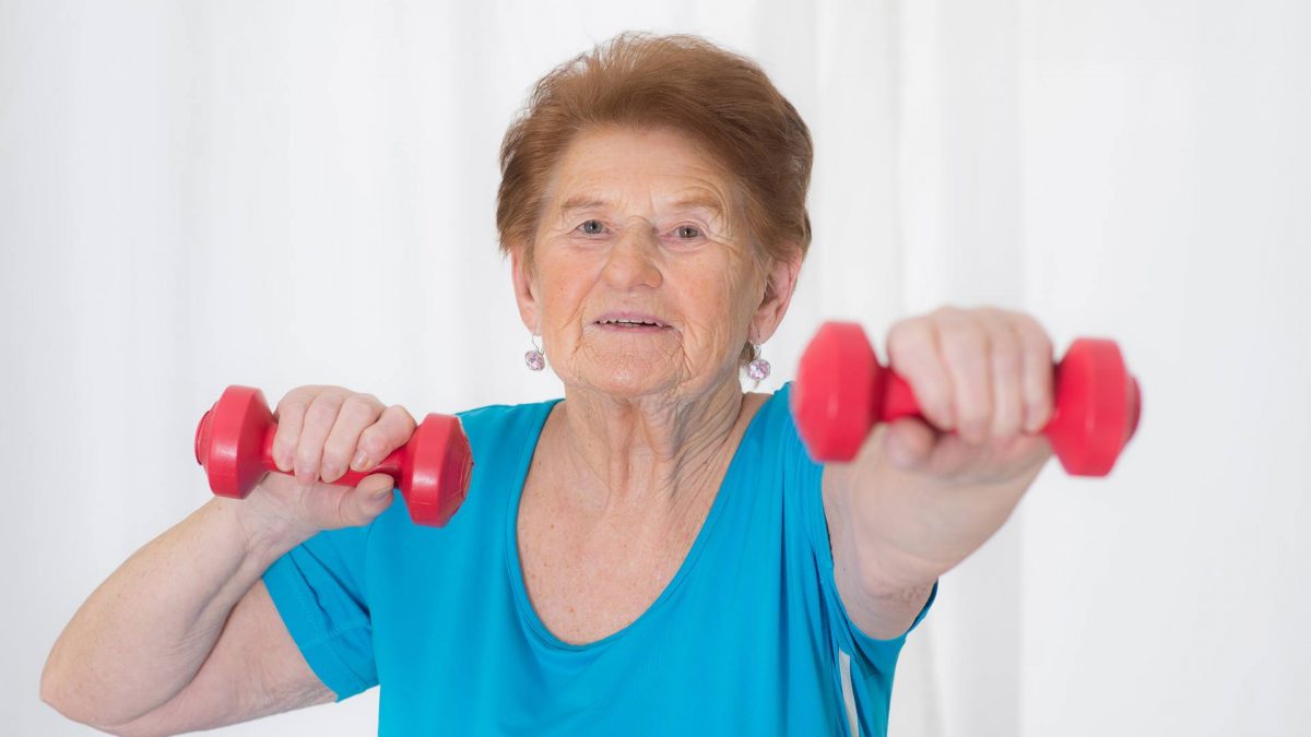 Femme âgée pratiquant une activité physique douce