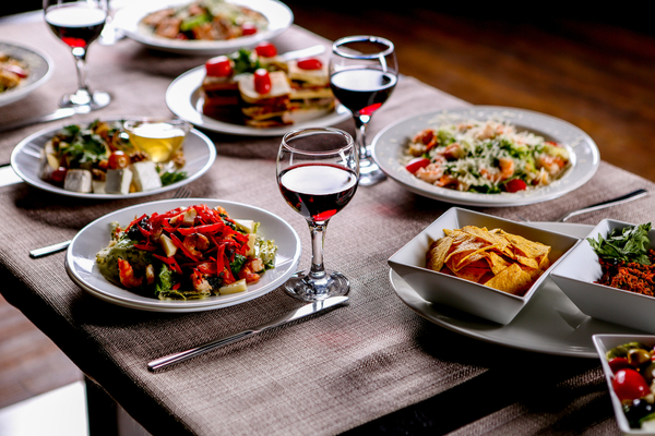 Repas familial chaleureux dans un restaurant