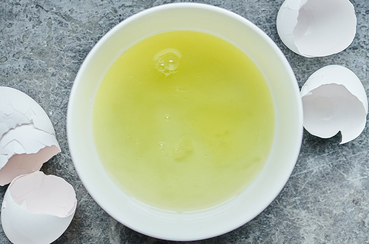 Photo de blancs d'œufs dans un bol en verre