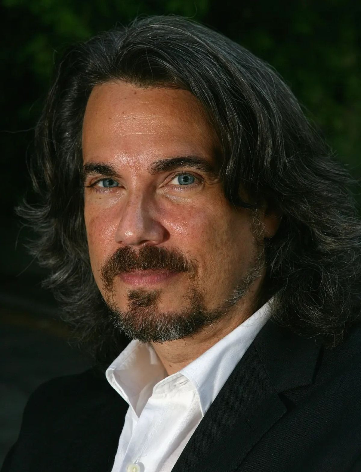 Robby Benson dans la série Severance, incarnant un personnage mystérieux