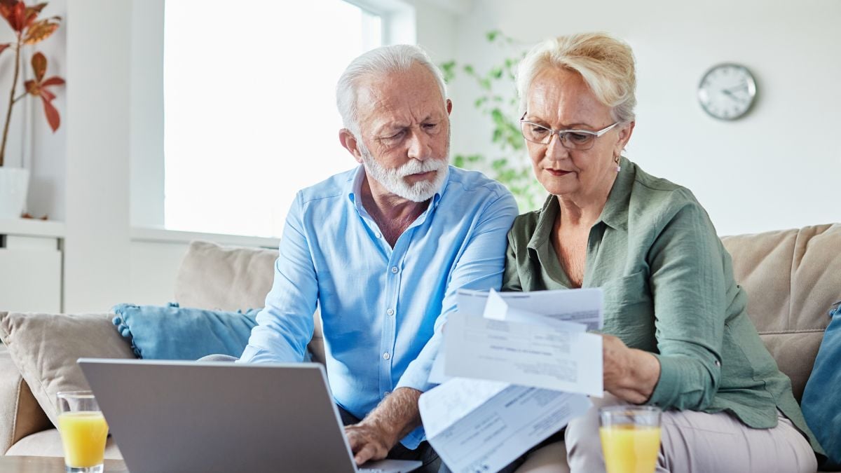 Illustration représentant des seniors et des questions financières liées à la retraite.